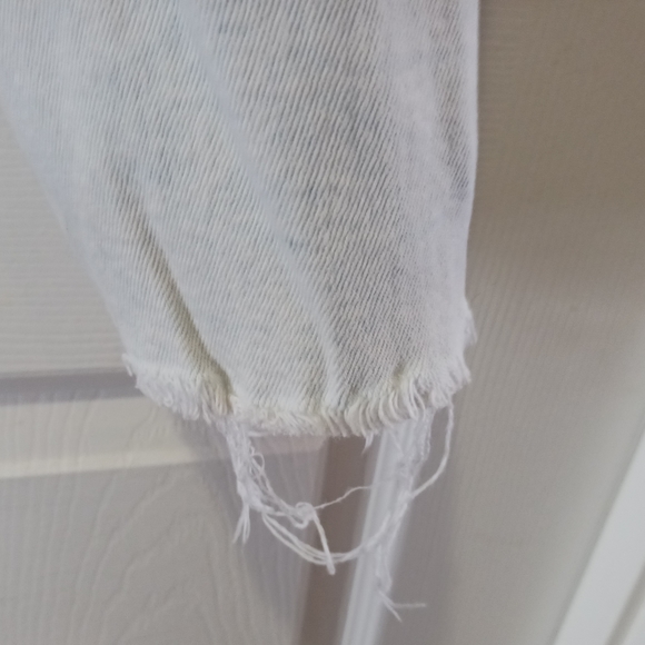 Distressed faded blue jeans - Picture 3 of 3